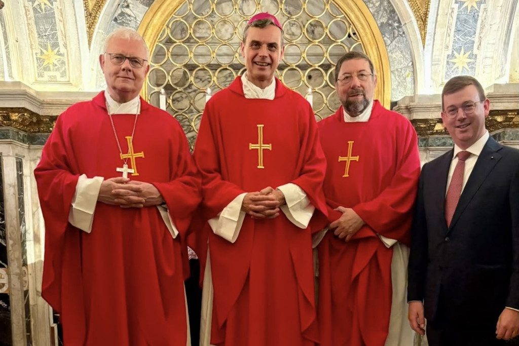 Van links: Bisschop Hoogmartens, aartsbisschop Terlinden, bisschop Delville in rood liturgisch gewaad en secretaris-generaal van de bisschoppenconferentie Bruno Spriet.