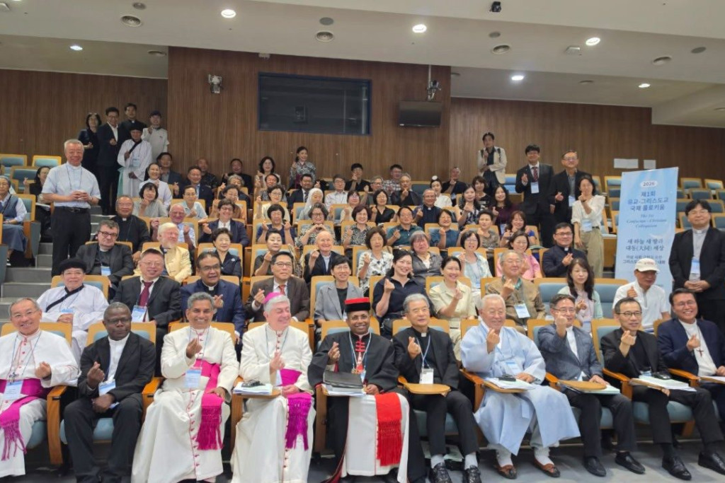 Christenen en confucianistische geleerden volgen het allereerste symposium voor interreligieuze dialoog tussen beide tradities. volle zaal met deelnemers aan het interreligieus symposium in Seoul.