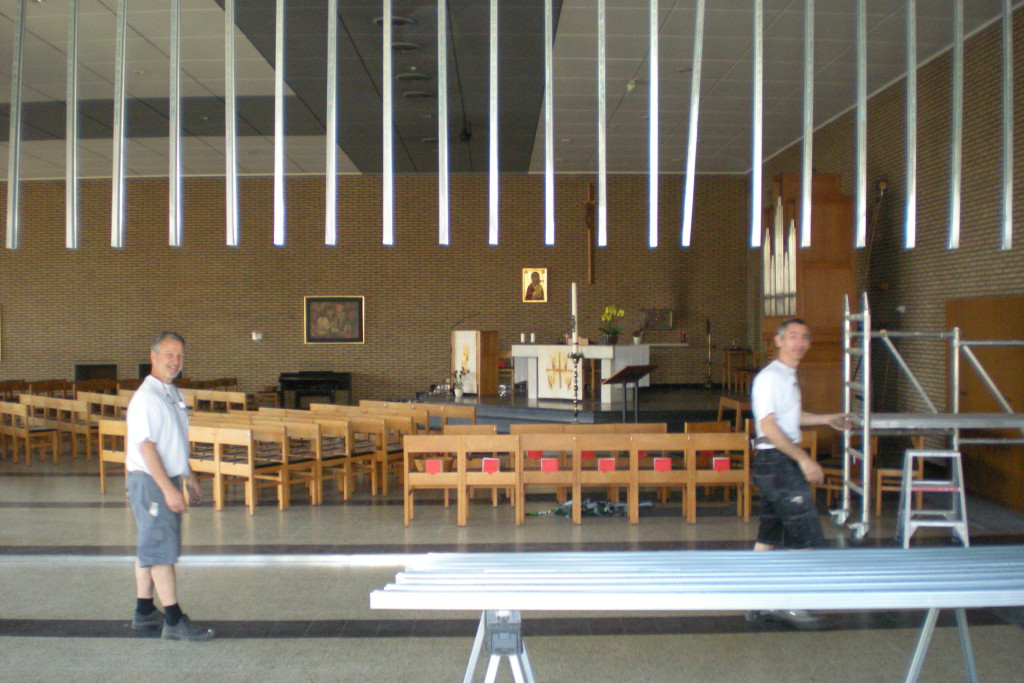 In de Sint-Jozefkerk in Hove werd een gyprocwand geplaatst om de kerk af te scheiden van Volkssterrenwacht Urania. Een schoolvoorbeeld van nevenbestemming in de ruimte.