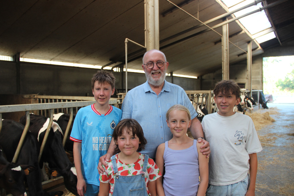 Koen Morlion met de vier kleinkinderen op de ouderlijke hoeve in Pollinkhove. Koen Morlion