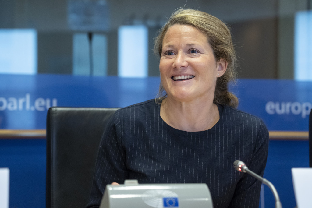 De bisschoppen van minister Van Bossuyt om 'de dialoog in de regering voort te zetten zodat er snel een oplossing kan worden gevonden voor deze dertien studenten en onderzoekers'. Anneleen Van Bossuyt aan de micro in het Europees Parlement.
