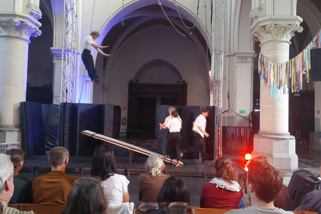Buurtverenigingen gebruiken de Sint-Amanduskerk in Antwerpen-Noord voor allerlei activiteiten zoals een circusvoorstelling.