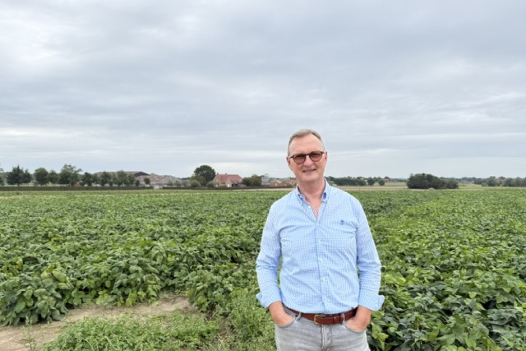 Chris Nemegheer op de ouderlijke hoeve nabij de Poelberg in Tielt. Chris Nemegheer