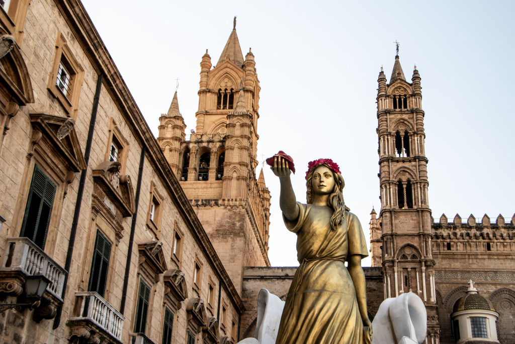 Beeld van de heilige Rosalia voor de kathedraal en het aartsbisschoppelijk paleis in Palermo. Bronzen beeld van de heilige Rosalia voor de kathedraal en het aartsbisschoppelijk paleis in Palermo. Op haar hoofd en in haar uitreikende hand is een verse rozenkrans gelegd.