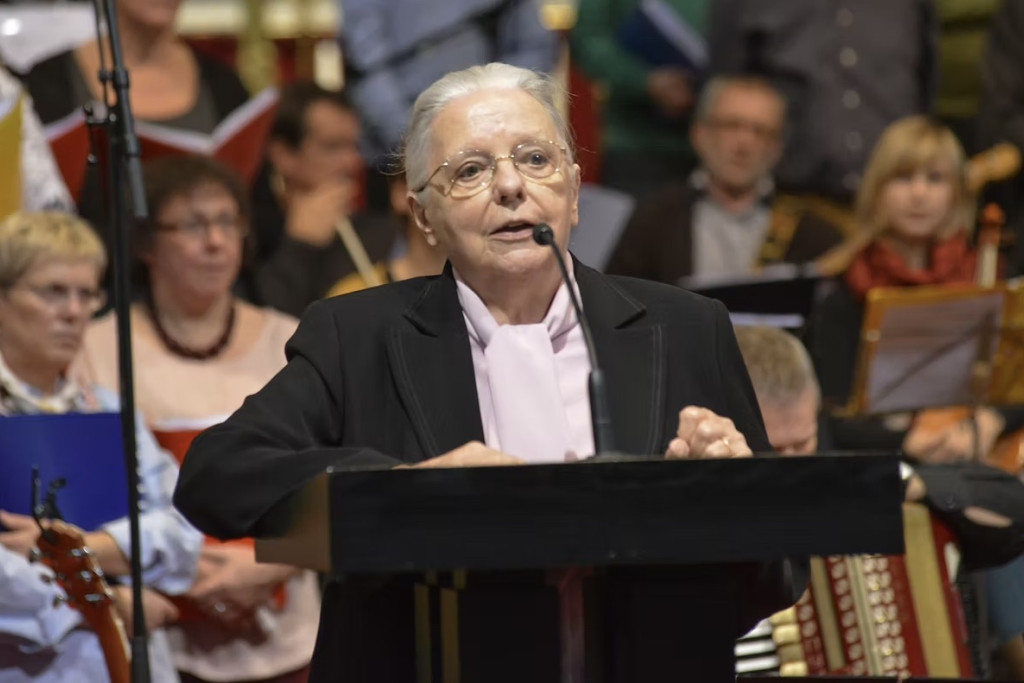 Jeanne Devos aan de micro op Wakker voor Vrede in 2013.