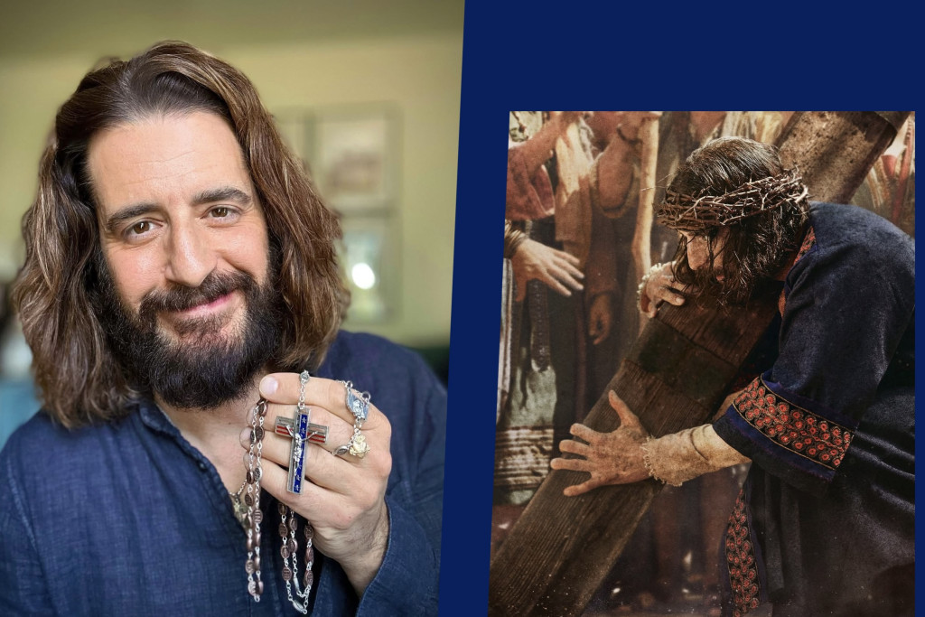 Jonathan Roumie gaf zeven seizoenen gestalte aan de figuur van Jezus in de tv-reeks 'The Chosen'. Jonathan Roumie met een paternoster in de hand en in de scène waarin hij als Jezus zijn kruis draagt.