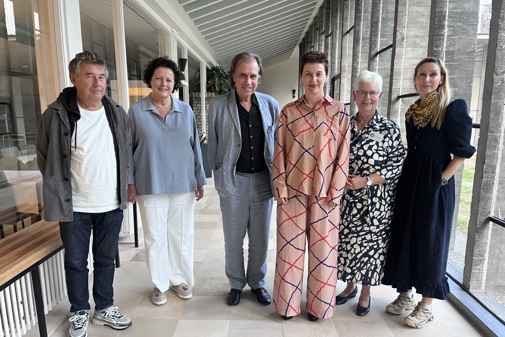 Van links naar rechts: Rudi Vranckx, Mia De Schamphelaere, Dirk De Wachter, Doenja Van Belleghem (moderator), zuster Mieke Kerckhof en Kat Steppe. Panelleden De onverschilligheid Voorbij 21 september 2026