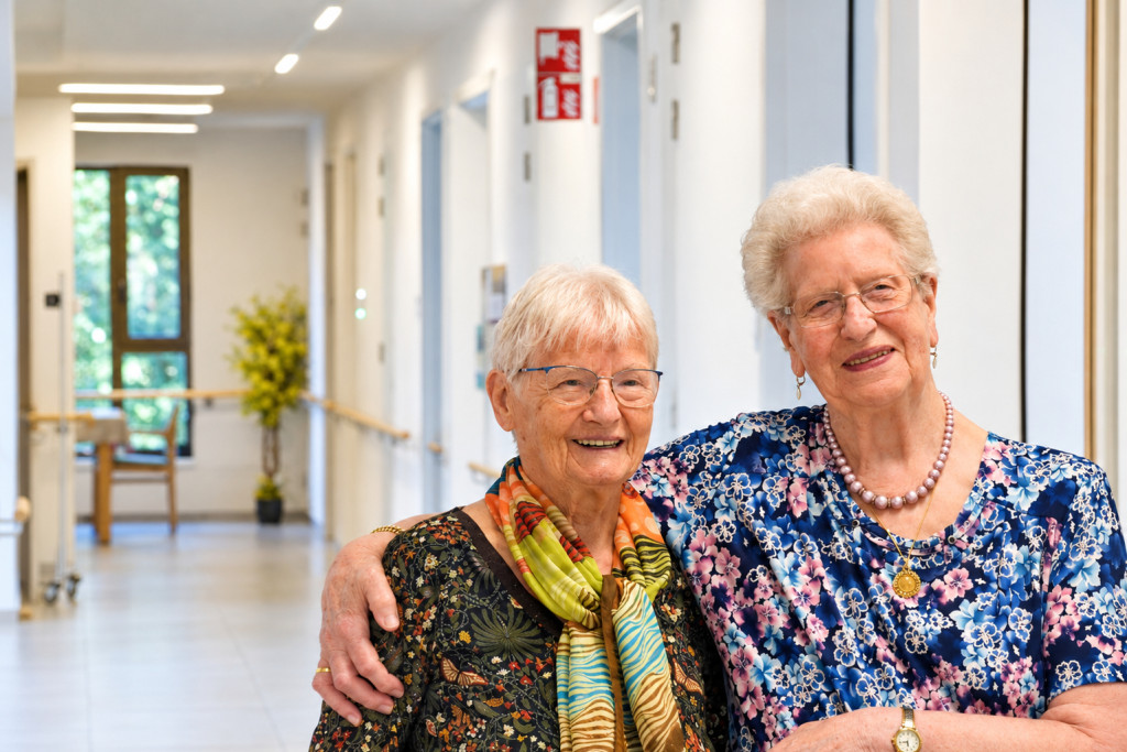 Hermine Winters en Lisa Vrijsen: ‘Dat we dit nog mogen meemaken op onze leeftijd.’ Hermine Winters en Lisa Vrijsen: ‘Dat we dit nog mogen meemaken op onze leeftijd.’