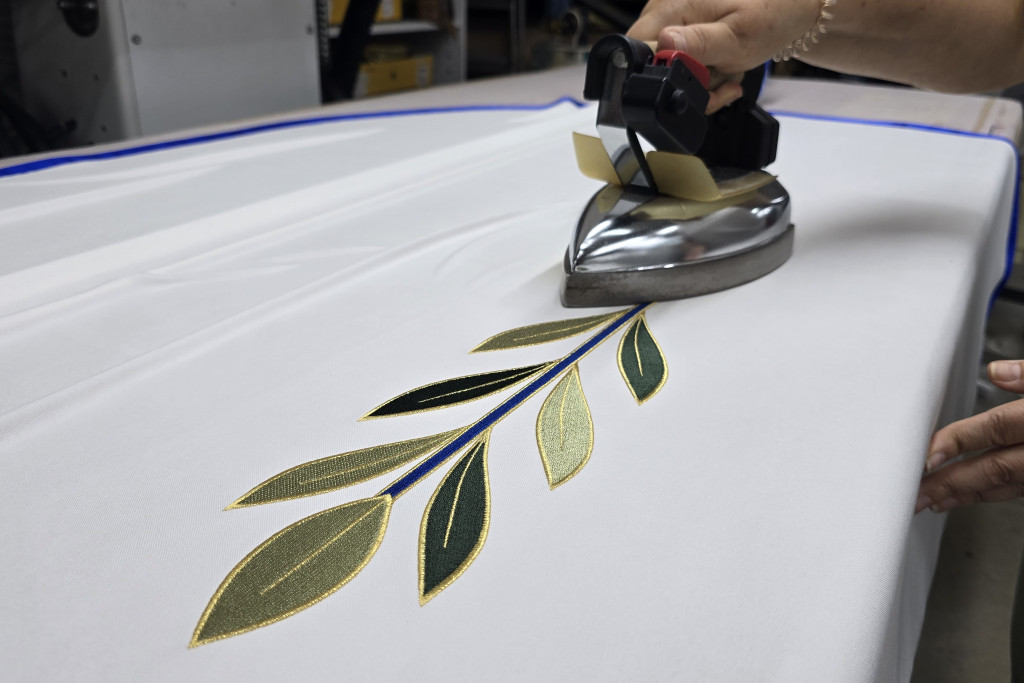 Het Brugse atelier groeide door de jaren uit tot een internationaal gerenommerd huis voor liturgische gewaden en textiel. Gewaden Slabbinck Brugge