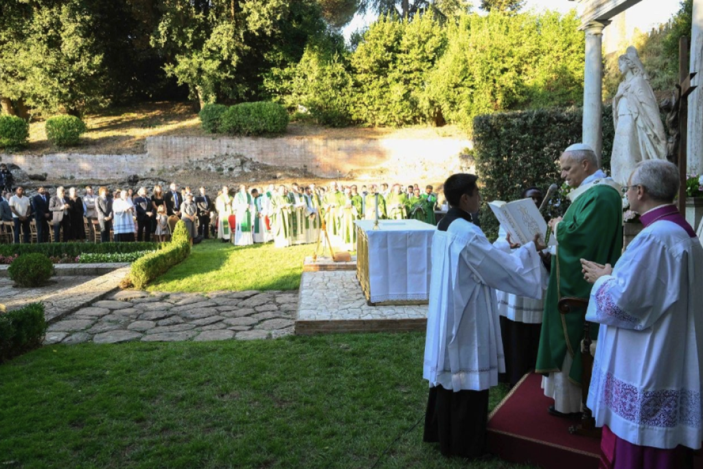Paus Leo viert de mis in de tuin in Castel Gandolfo. Paus Leo viert de mis in de tuin in Castel Gandolfo.