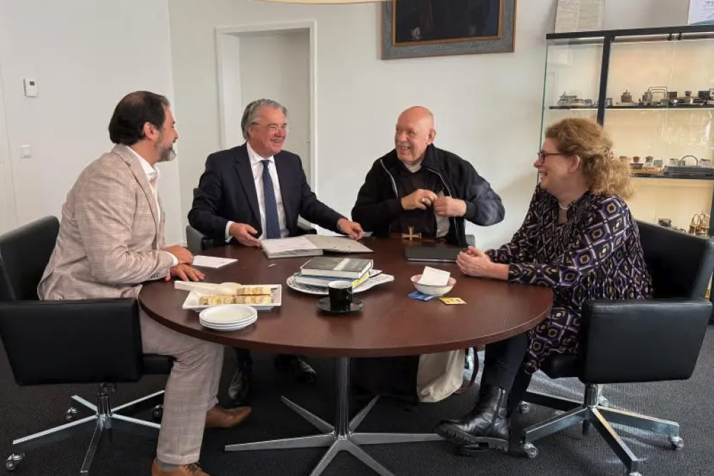 Van links naar rechts: Samuel Goyvaerts, Wim van de Donk, Dom Isaac Majoor en Natascha Kienstra. Van links naar rechts: Samuel Goyvaerts, Wim van de Donk, Dom Isaac Majoor en Natascha Kienstra.