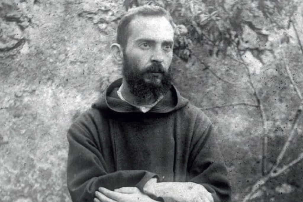 De jonge Forgione toont zijn stigmata (foto genomen op 19 augustus 1919).