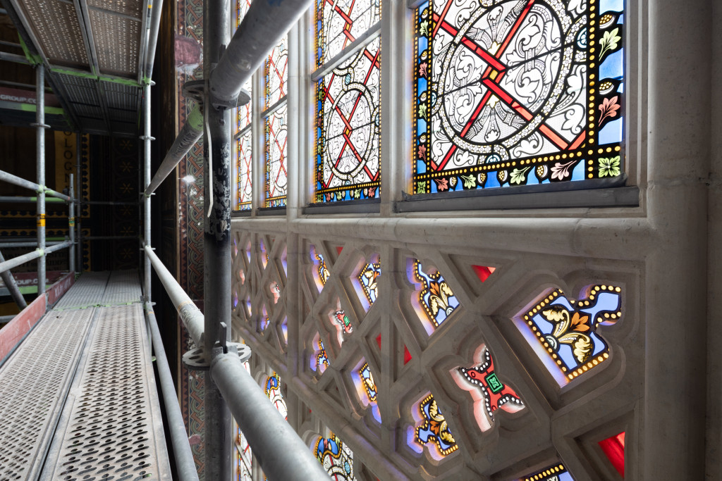 Zicht op de gerestaureerde glasramen in de Sint-Annakerk.