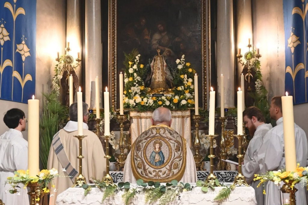 Het altaar tijdens een eucharistieviering in de historische Onze-Lieve-Vrouw-van-de-Ossenwegkapel in Zoutleeuw.