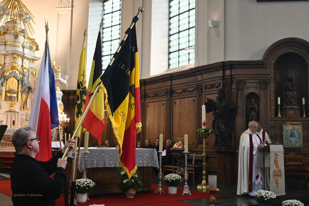 Een plechtige bijeenkomst, zoals een Te Deum of herdenkingsmis met vaandels en vlaggen, die traditioneel plaatsvindt.