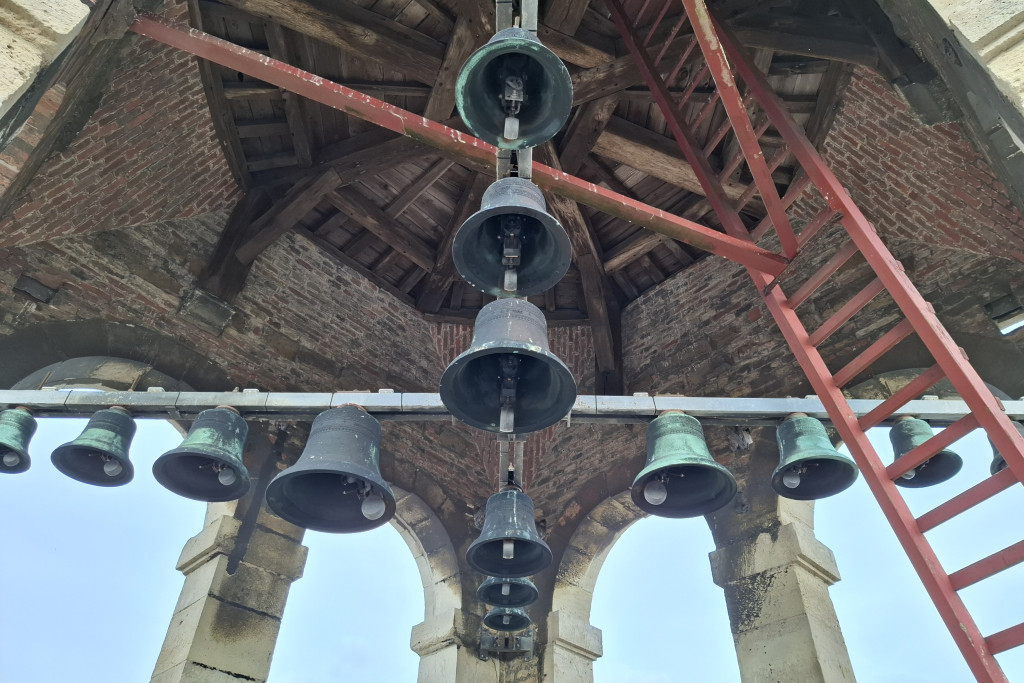 De vijftien klokken zijn in kruisvorm opgehangen in de beiaardtoren