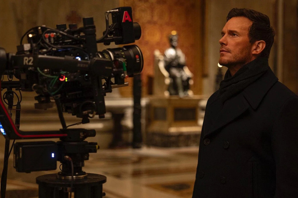 Chris Pratt voor een filmcamera in de Sint-Pietersbasiliek.