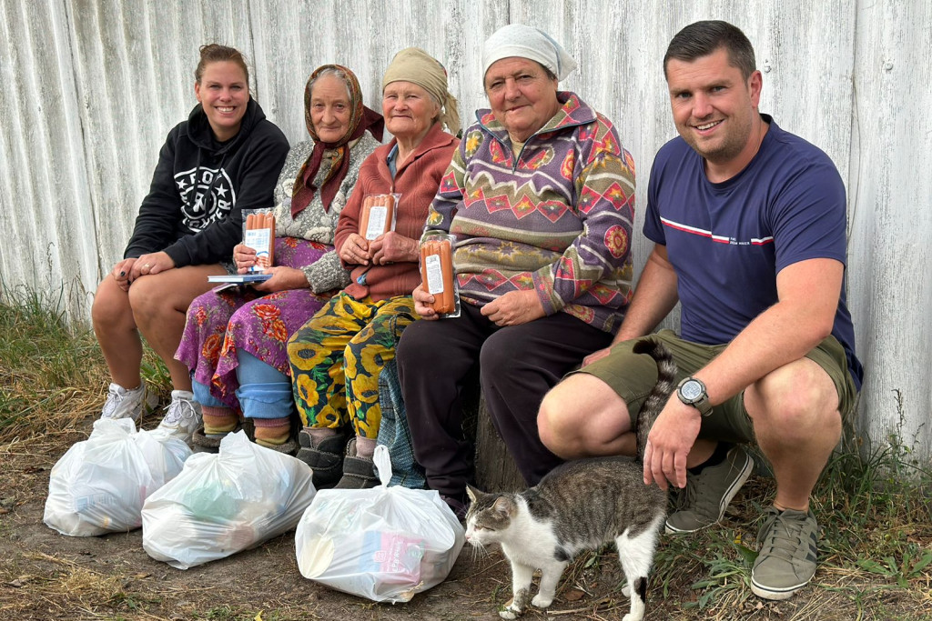 Davy en Lynn op bezoek bij enkele babushka's, alleenstaande moeders en weduwen. Davy en Lynn in Oekraïne
