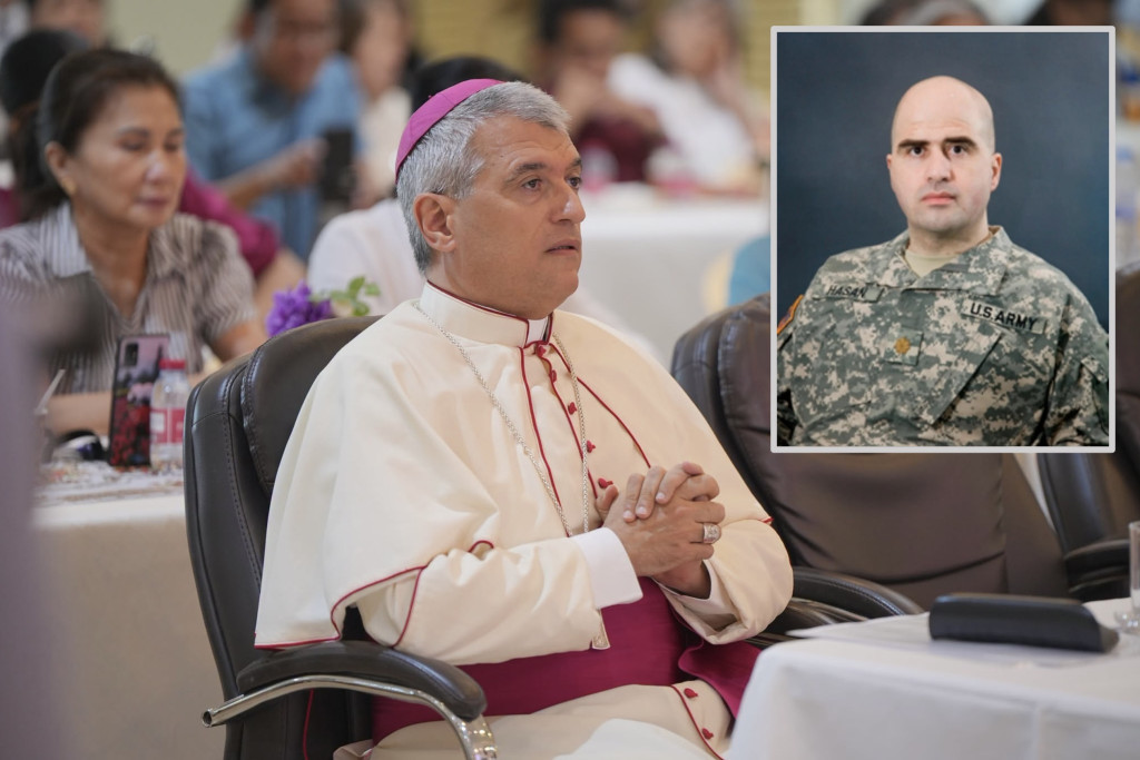 Aartsbisschop El-Kassis in een vergadering. Inzetfoto Nidal Hasan
