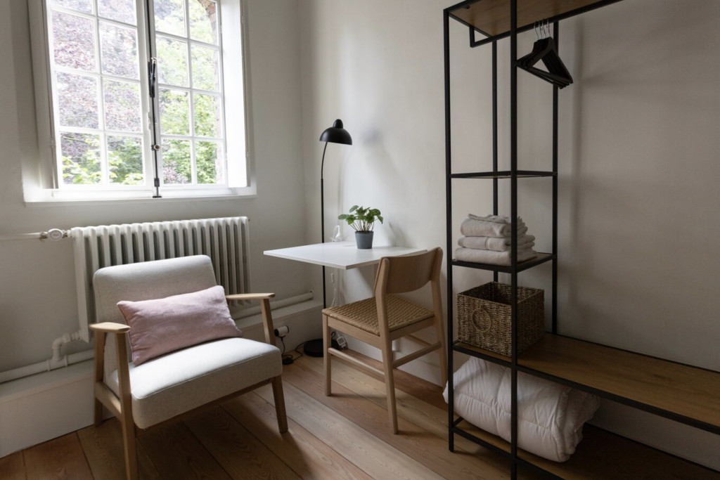 De kamers beschikken over het nodige comfort. Gastenkamer Karmel