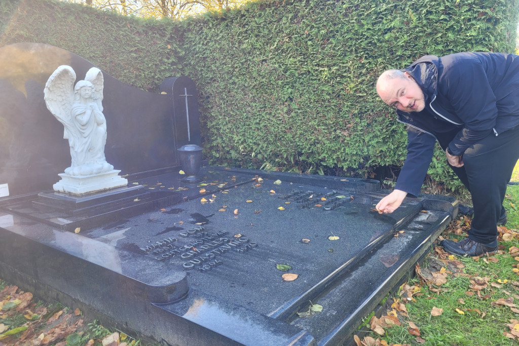 David is peter van deze grafzerk met knielende engel. David nam deze grafzerk met knielende engel in peterschap.