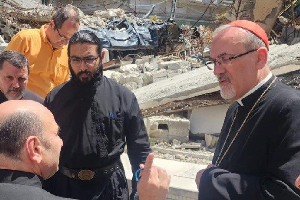Pater Gabriël Romanelli (links vooraan) bij zijn thuiskomst in Gaza aan de zijde van de Latijnse patriarch van Jeruzalem, kardinaal Pizzaballa.