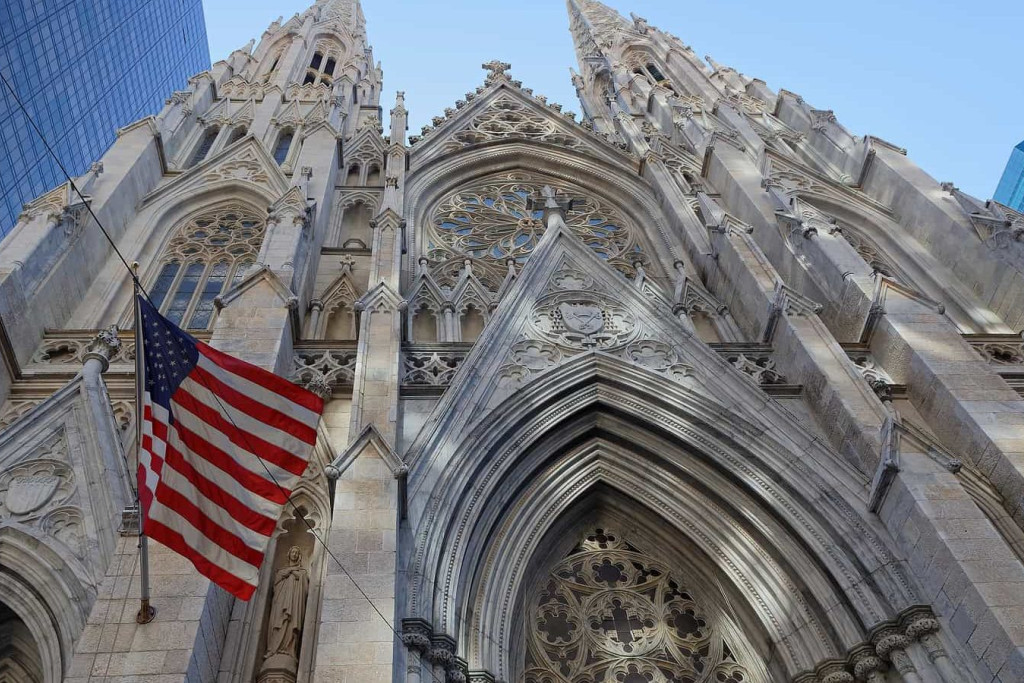 Kathedraal van New York. Kathedraal van New York met Amerikaanse vlag, in kikvorsperspectief