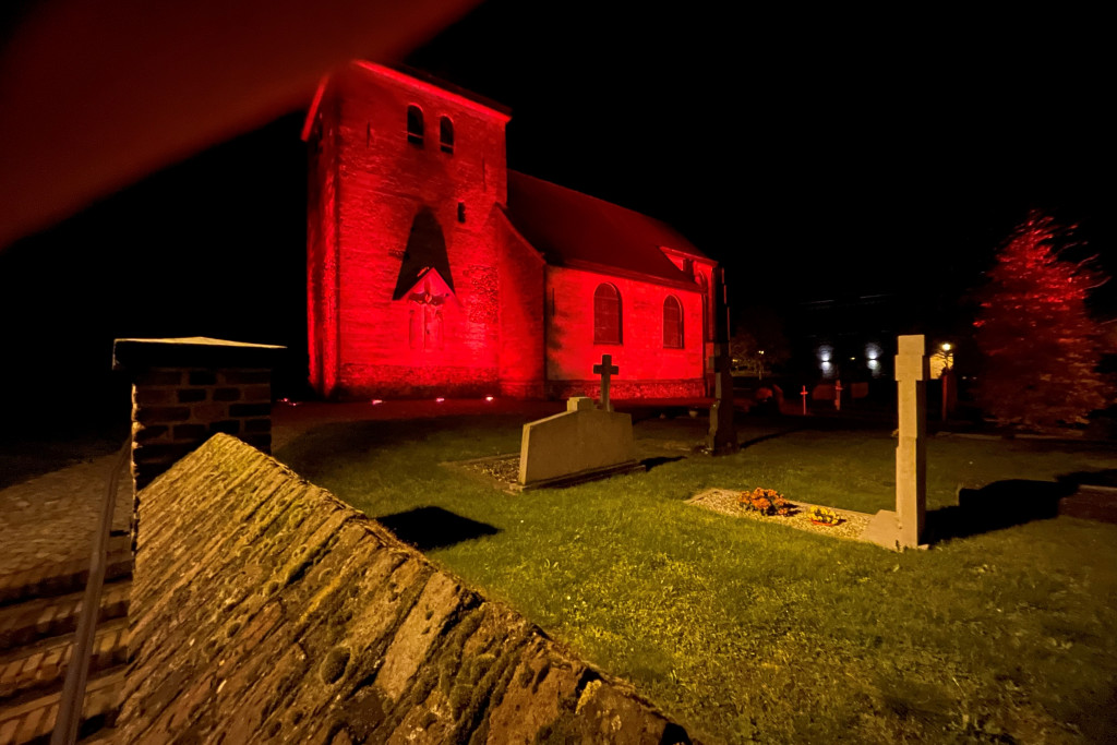 De kerk van Neerglabbeek baadt in rood licht tijdens de Red Week van 2024