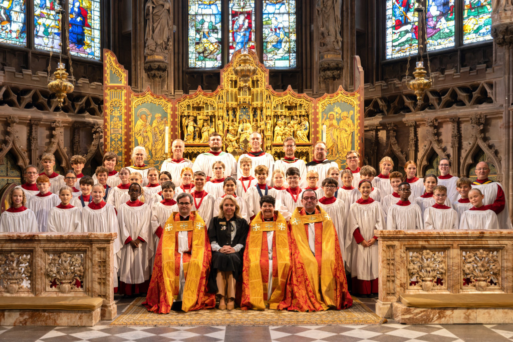 Het koor verzorgt dagelijks de gezongen liturgie in de middeleeuwse kathedraal van Lichfield. Het koor verzorgt dagelijks de gezongen liturgie in de middeleeuwse kathedraal van Lichfield.