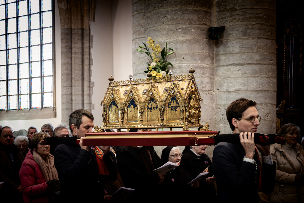 Het schrijn van de heilige Trudo wordt in november in processie naar de abdij overgebracht.