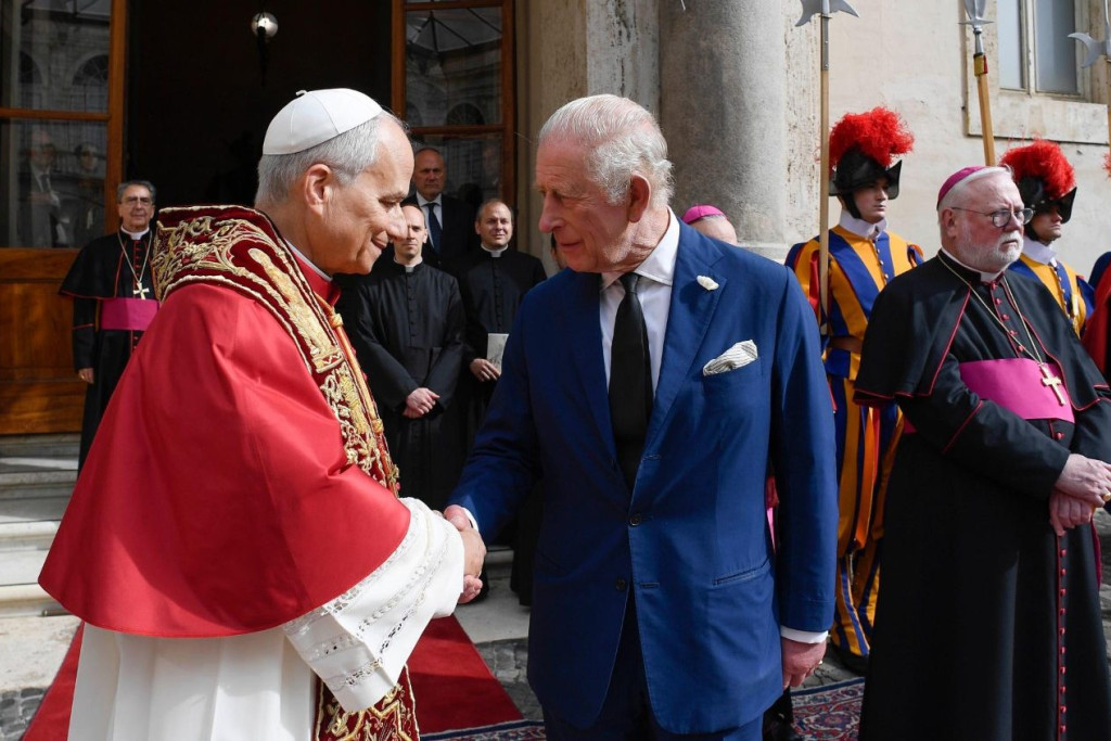 Paus Leo en koning Charles schudden elkaar de hand.