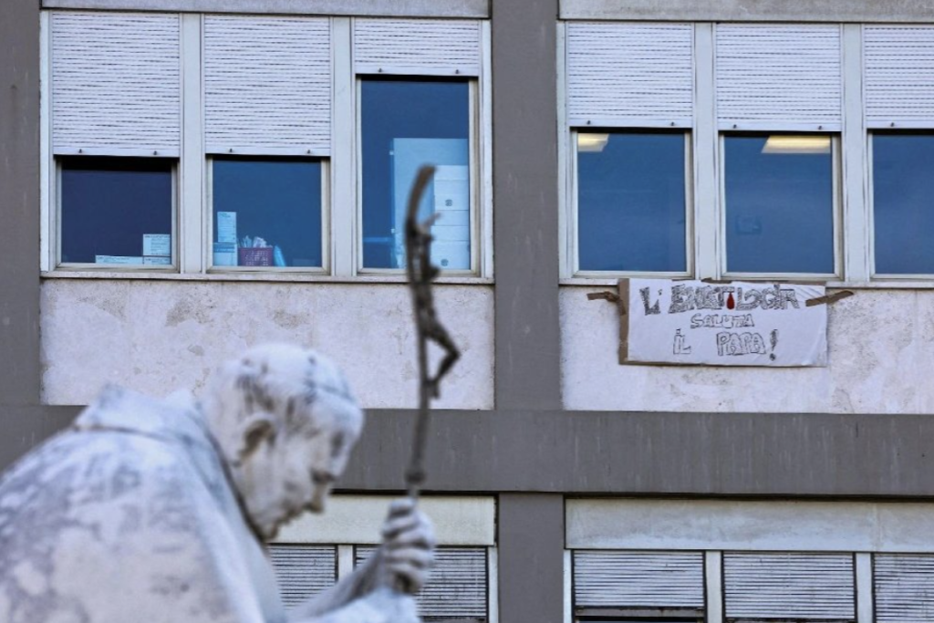 Paus Leo XIV verblijft sinds dinsdag in het Gemelli-ziekenhuis te Rome.
