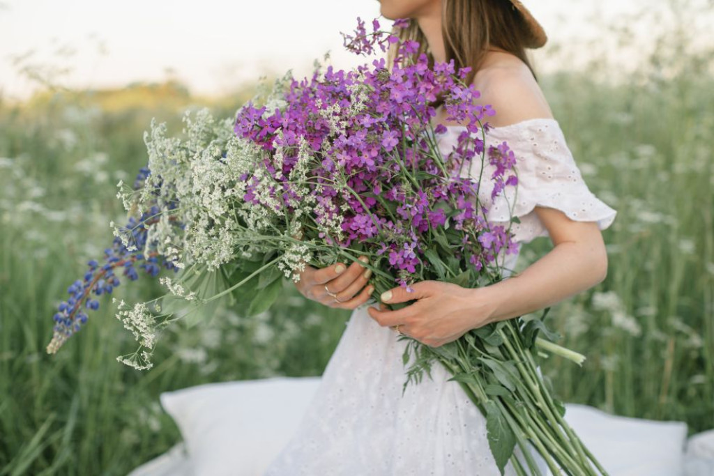 Met bloemen uit eigen tuin haal je de wisselende seizoenen in huis. Kijk bij het plukken ook naar mooi blad, grassen en takken: ze geven je boeket structuur en karakter.