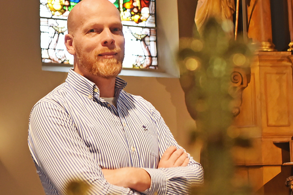 Diaken Hans voelt zich thuis in de Sint-Antoniuskerk in Brasschaat. © Tony Dupont