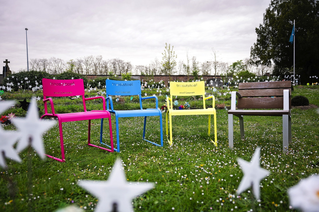 Bezoekers kunnen de stoelen plaatsen bij een geliefde die wordt gemist of op een plek met een bijzondere betekenis. © Stad Leuven