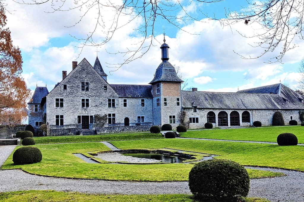 De priorij van Anseremme,een voormalig bijgebouw van de abdij van Saint-Hubert, ligt op de Via Monastica. © Hugo Frederix