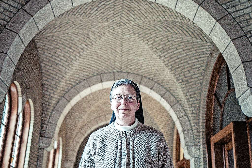 Zuster Katharina: ‘Tegenwoordig krijg je niet vanzelf de autoriteit die bij je functie of verantwoordelijkheid hoort. Hoe doe je die dan gelden? Ik ben daar zelf nog niet uit.’ © Leo August De Bock