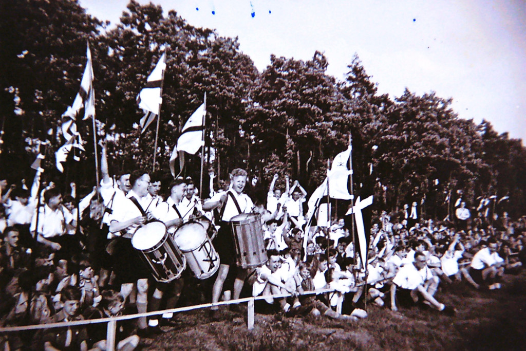 Met hun witte hemden vielen de jongens van Sint-Rochus Deurne op tijdens alle Chiro-bijeenkomsten, zoals hier de Meivaart 1949. © Archief De Witte Muur