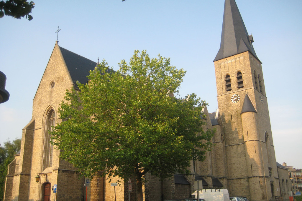 Met het Buurtival, dat deels doorgaat in de Heilige Familiekerk, wil de lokale parochiekern het gemeenschapsgevoel versterken. © Tijl Vereenooghe