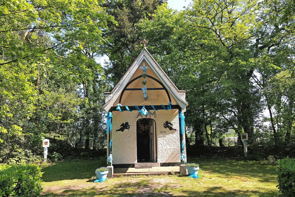 De kapel van Rhoode in Oud-Turnhout ademt door zijn ligging in het groen rust en bezinning uit. © Toerisme Oud-Turnhout