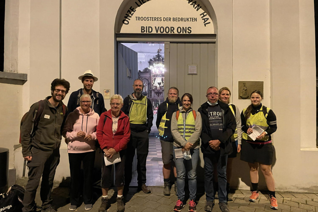 Elk jaar begin september trekt een groep bedevaarders vanuit Sint-Niklaas naar Halle. © Broederschap OLV van Halle in Sint-Niklaas