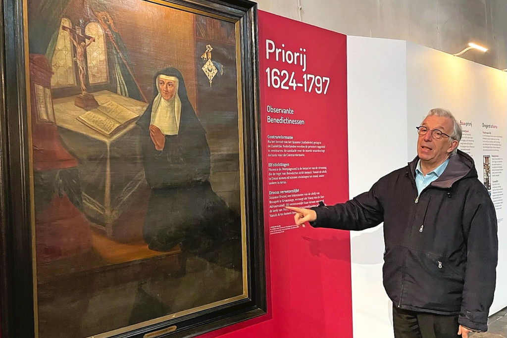 Albert Gossye bij een schilderij van de allereerste priorin van Hunnegem, Florence de Werquignoeul, die het klooster sticht vanuit Douai (Noord-Frankrijk). © Lieve Wouters