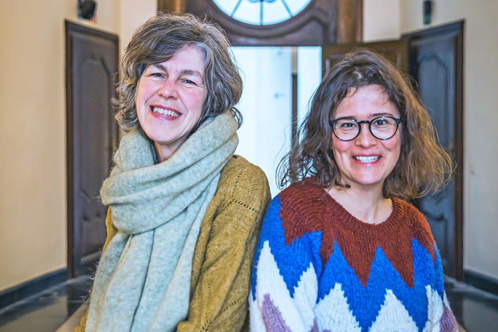 Liesbeth Rogge en Aletta Rambaut: ‘Wanneer je iemand werkelijk ontmoet, wordt de theorie altijd ontkracht.’ © Daina De Saedeleer