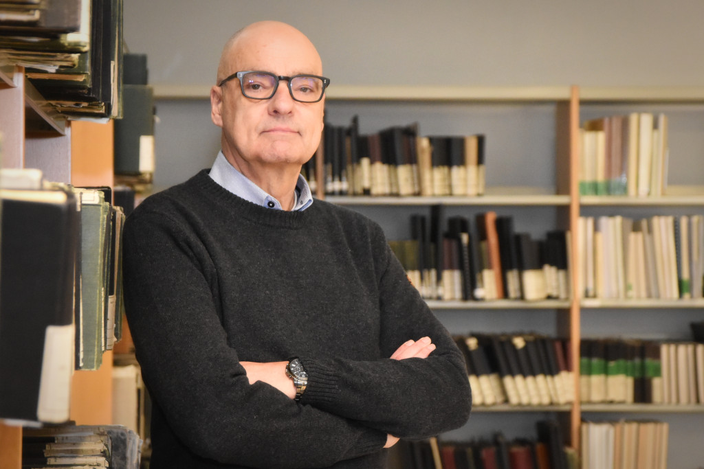 Rombout Nijssen tussen de geschiedenisboeken in het Rijksarchief in Hasselt.