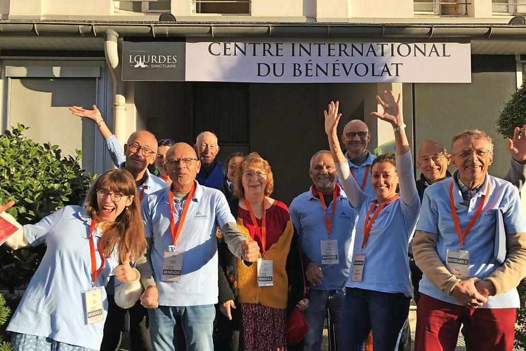 De bénévoles zijn volwassenen uit alle continenten van de wereld. Ze tonen het universele karakter van het heiligdom. © Centre International du Bénévolat