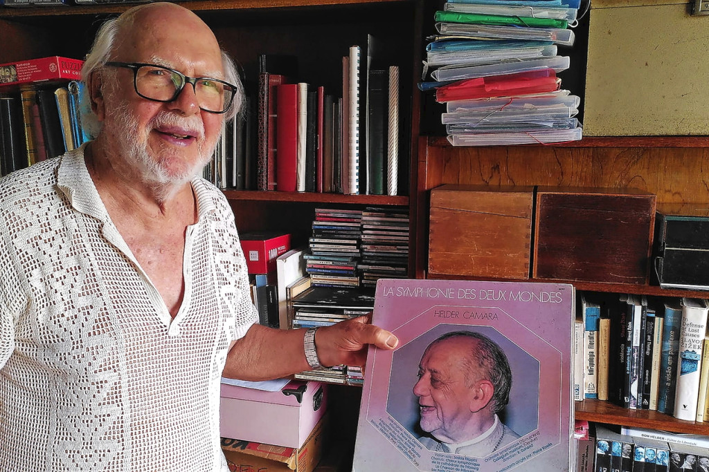 De Vlaams-Braziliaanse kerkhistoricus Eduardo Hoornaert met een langspeelplaat met teksten van Helder Camara. © RV