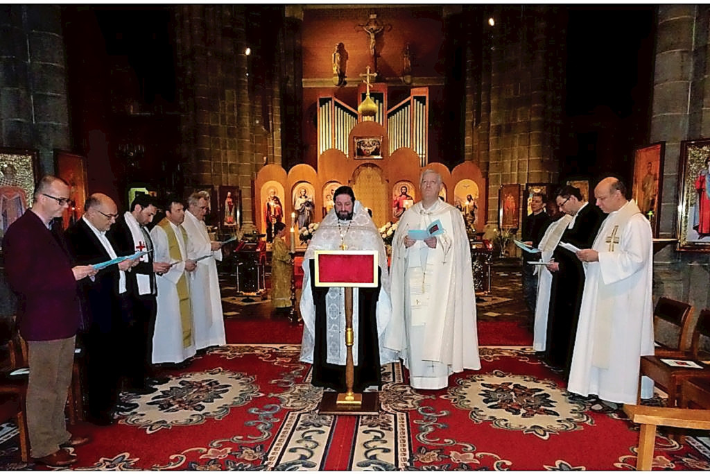 In 2016 nam mgr. Lemmens (rechts) deel aan de viering bij de Mechelse Russisch-orthodoxe gemeenschap. © Memo Mechelen