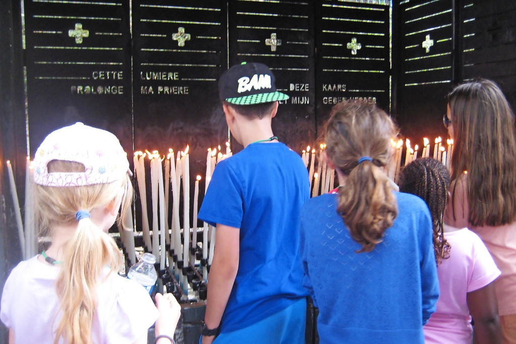 Enkele van de misdienaars tijdens hun meest recente bedevaart naar Lourdes. © Sint-Germanusparochie Tienen