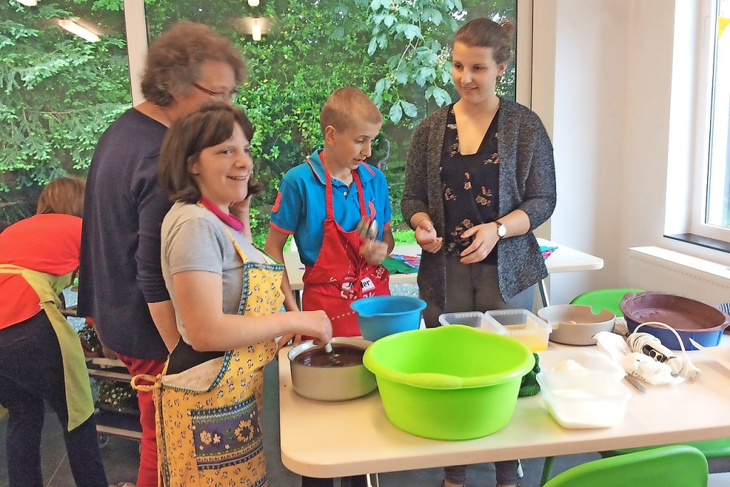 Meghann (links vooraan) druk in de weer in de keuken. © Sigrid Devleminck