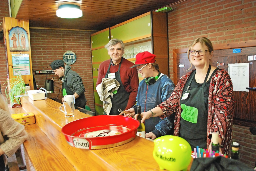 Danny (tweede van links) wast af terwijl Esther Drost (rechts) toezicht houdt. © Filip Ceulemans